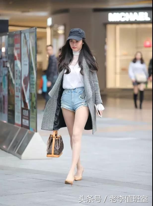 街拍:身材修长而苗条肌肤娇嫩穿肉色丝袜动人楚楚大长腿性感美女