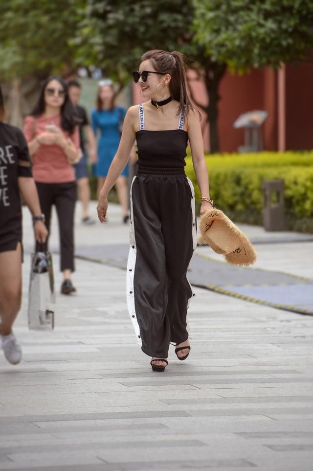 路人街拍，夏季自由轻便的穿搭，让你尽情放飞自我!