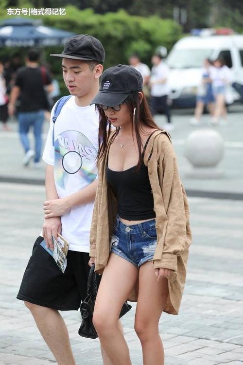 小女生搭配出大时尚，黑色吊带搭配热裤，热裤折边让她的美无边！