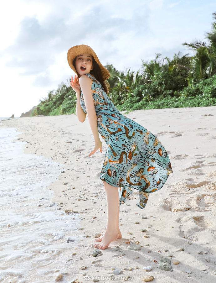 迪丽热巴身穿印花长裙踏浪的热巴，简直就是最美的风景