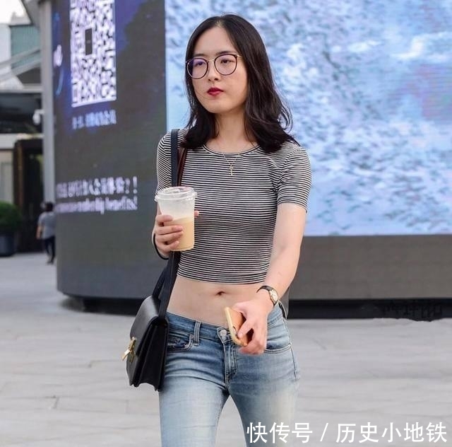 #感觉#街拍:小姐姐看起来很有时尚丽人的感觉,蓝色牛仔裤搭配吊带背心