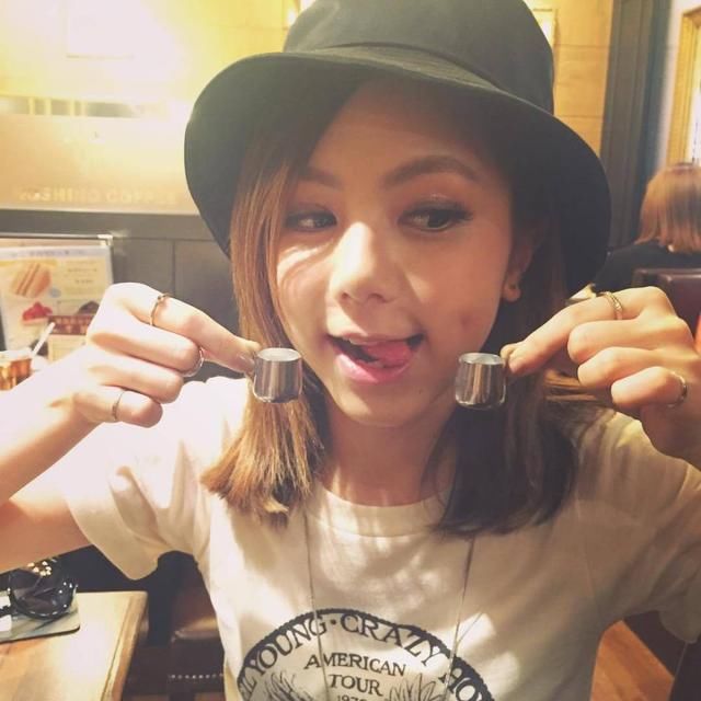 邓紫棋真够猛的!穿短的裙子上台就不怕走光?网友:画面不堪入目!