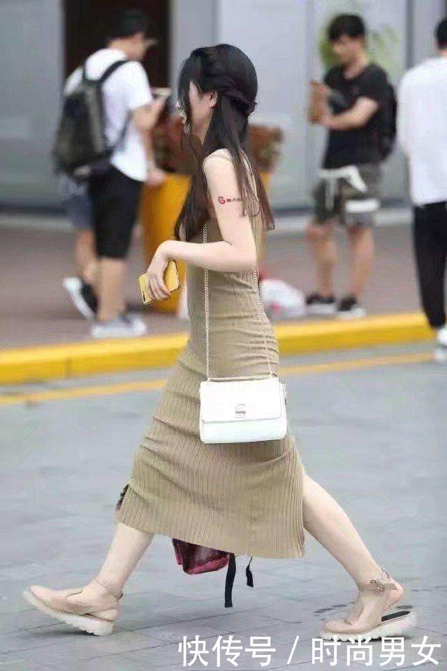 性感迷人少妇紧身裙勾勒出迷人曲线，散乱长发披肩尽显妩媚女人味