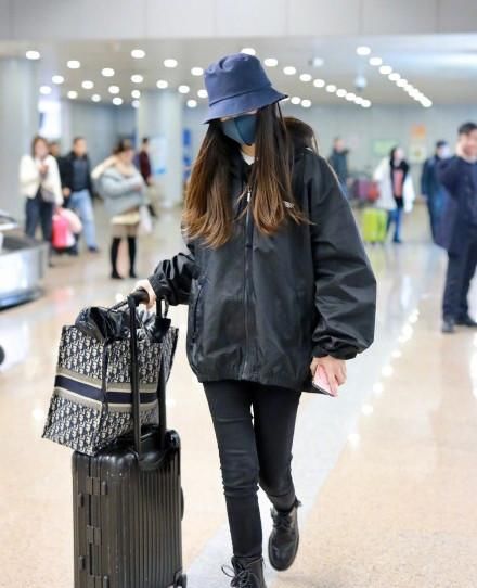  『内搭』Angelababy穿羽绒服也不显胖，配圆领衬衫紧身裤，身材好就是任性