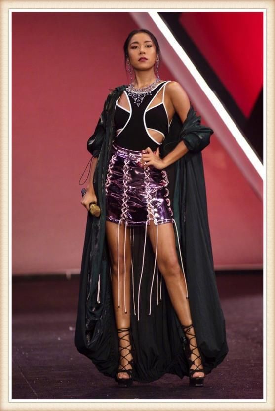 吉克隽逸这是涂了多少层粉底？网友：脸跟腿完全就是两种肤色！