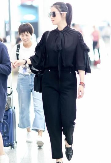 蒋欣撞衫王子文，一个似超模一个矮胖挫，网友：娘娘看了要气死