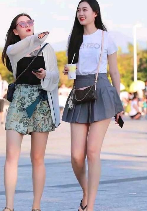  美女@街拍：面带笑容的美女，一件灰色背心配牛仔休闲裤，青春活力气质