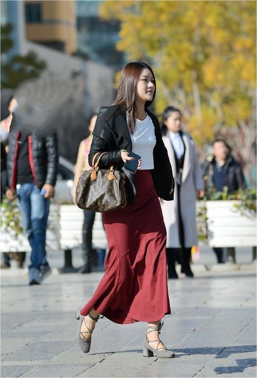 街拍：气质优美大方的小姐姐黑色外套吸人眼球，让人眼前一亮！