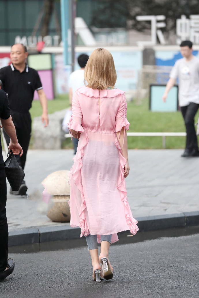 『 辣妈』成熟显身材，这衣服真有特色，牛仔紧身辣妈