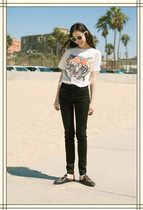 倪妮机场搞怪，反戴棒球帽嘟嘴卖萌心情好，网友：井柏然尴尬了！