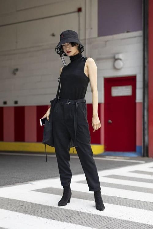  搭配@时尚单品渔夫帽，戴上它不仅能遮阳，还能给造型时尚感加分