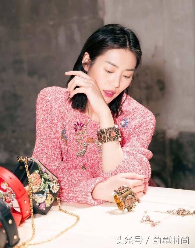 大表姐刘雯把一件普通的碎花裙穿出了仙女感,凭啥她可以?