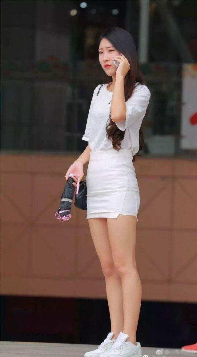 都市街拍：穿白色包臀裙的美女，优雅、知性特别有女人味！