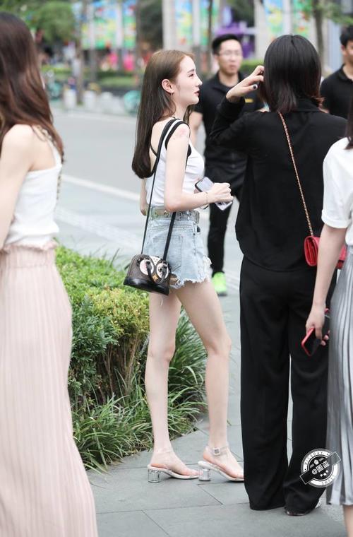 路人街拍，两个漂亮的小姐姐，右边那个更加性感