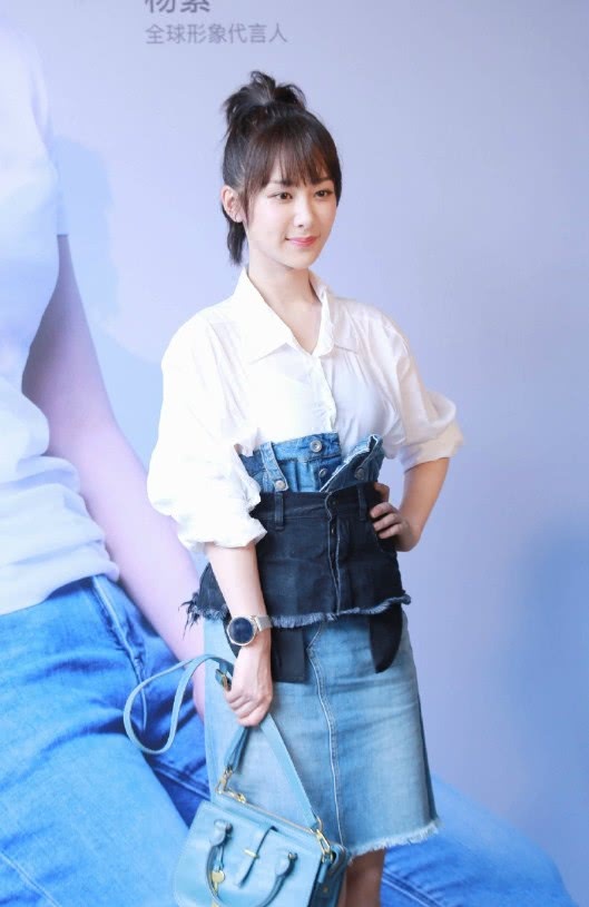 杨紫居然在身上穿两条裙子？难怪将扣子全解了，意外很时髦！