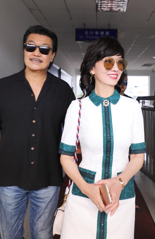 赵雅芝真会穿！64岁居然学24岁姑娘穿紧身装，网友：说她24我也信