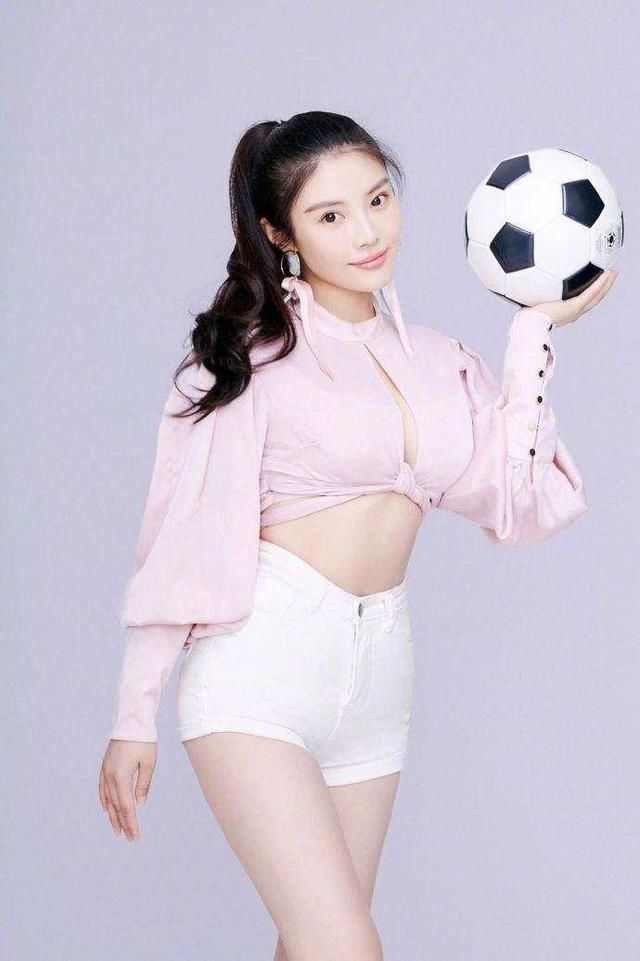徐冬冬与柳岩同是性感女神，同拍足球写真，丰满与真性感一目了然