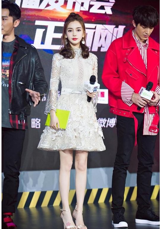 杨颖又秀筷子腿，却被吐槽脸涂太白，网友:黄晓明买的粉底液吧?