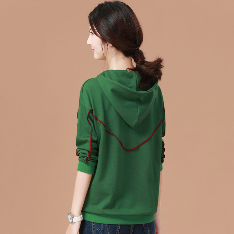 是跟真丝裙说拜拜时候了，今秋流行卫衣+短裤，走上街回头率爆表