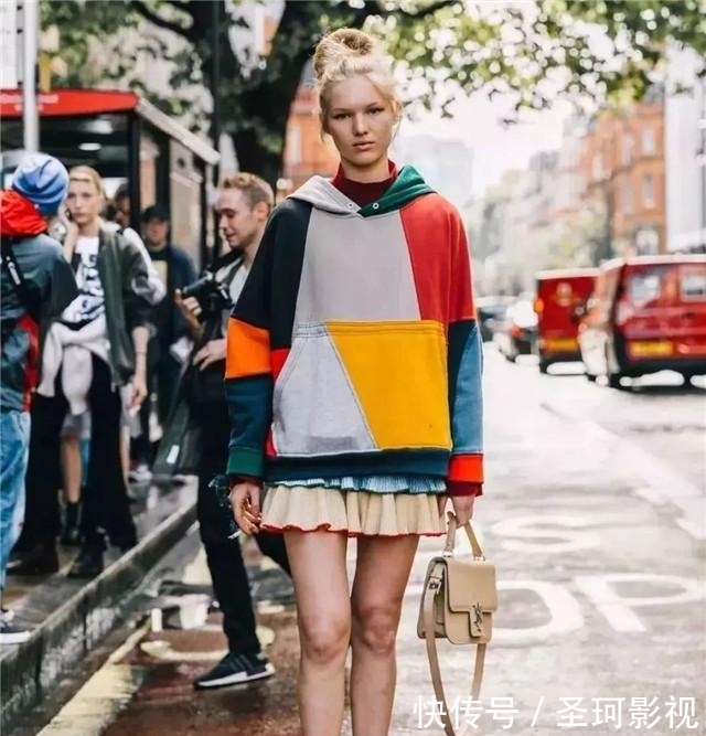 「叠穿在一起」女人穿卫衣少犯这“4个”错误,容易穿出“廉价感”,颜好也没用