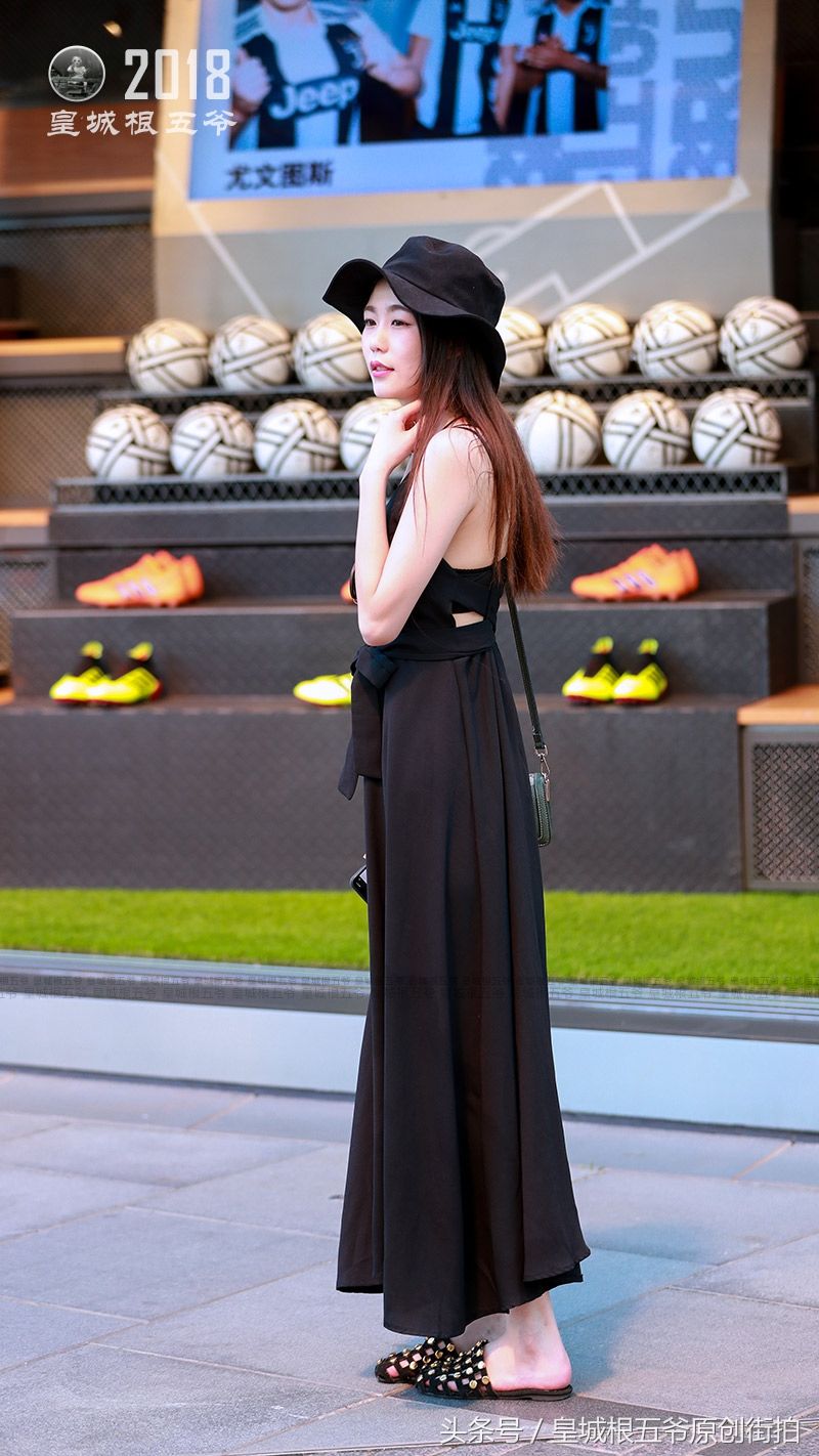 街拍:只有穿上合适自己的服装,才能成为最自信的女人