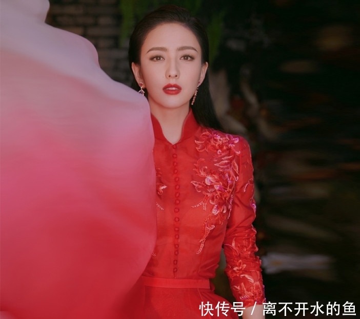  『看起来』佟丽娅犹如画中美人！一袭红裙演绎绝美中国风，36岁这么穿好高级