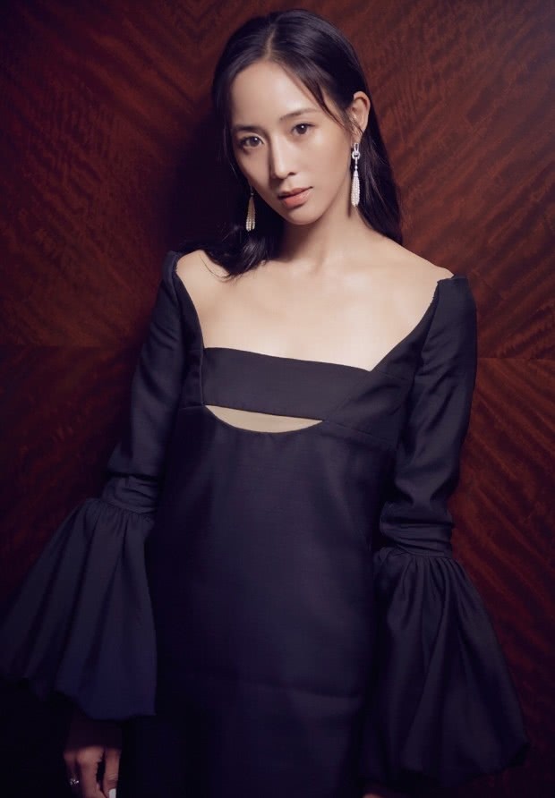 张钧甯穿一条裙子，看起来像发育不成熟，后面还有一条“尾巴”！