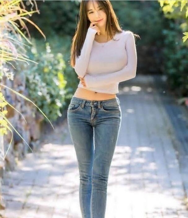 #韵味#很有韵味的牛仔裤美女,身姿曼妙丰盈,特别吸引人