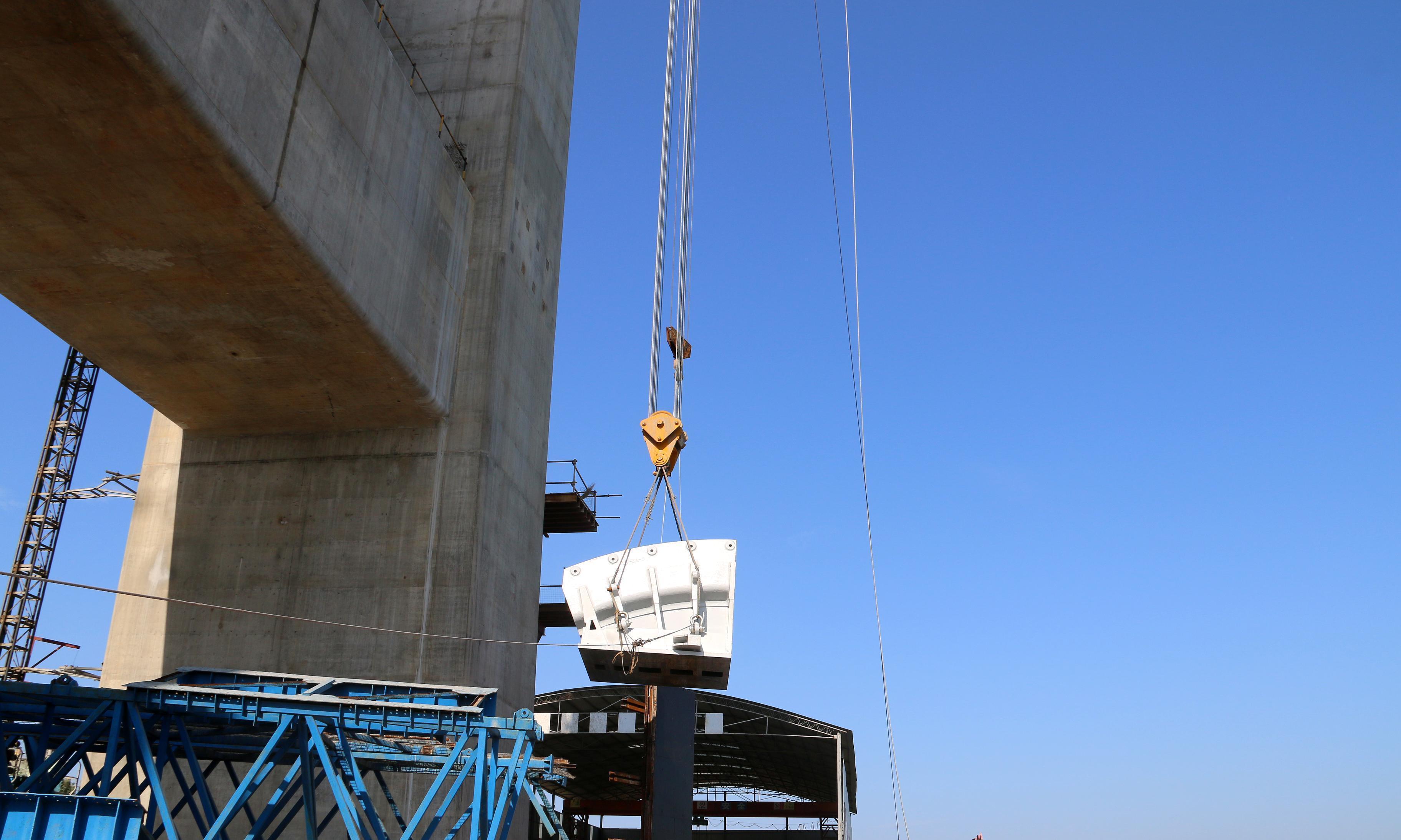  [1000米]湖北在建的一座长江大桥，主跨1000米，双向6车道，投资