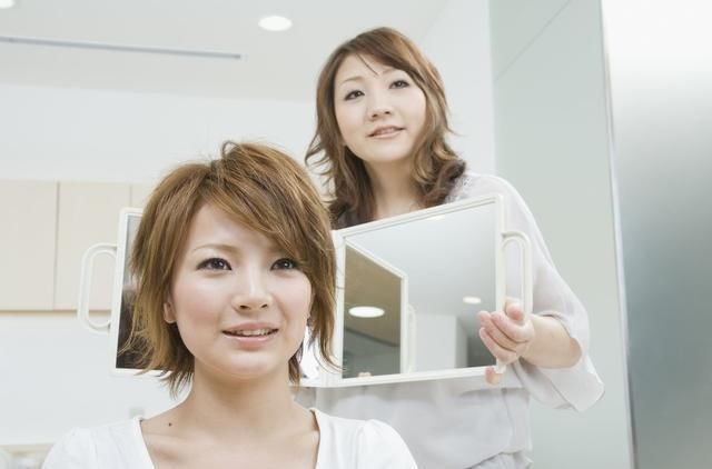  「过年」四五十岁的女人发型别乱剪！过年要“换头”，这四种发型最年轻