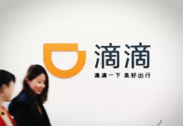 乘客带桶油坐滴滴，结果洒了一后备箱，乘客：开车不稳给差评！