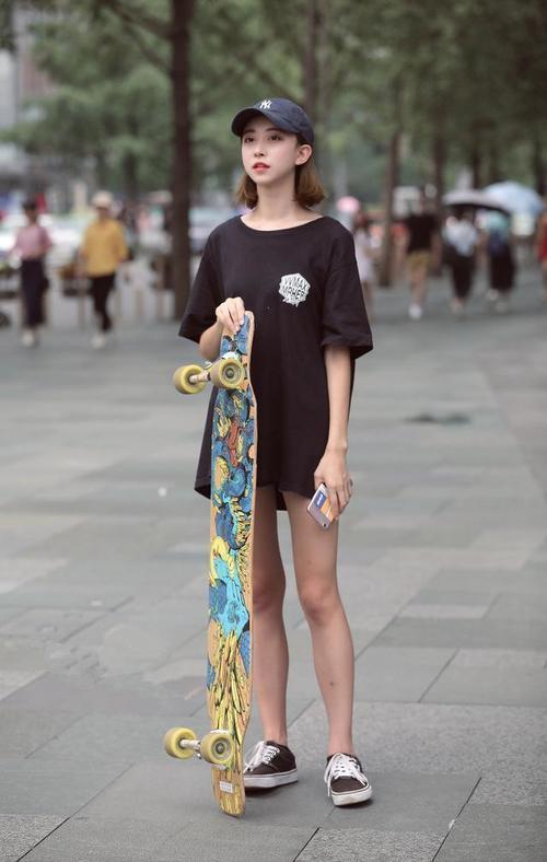 窈窕有致的牛仔短裤小姐姐，秀出迷人好身材，魅力十足！