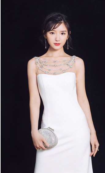 毛晓彤最新时尚造型秀，穿吊带裤的她才是颜值巅峰，贼好看