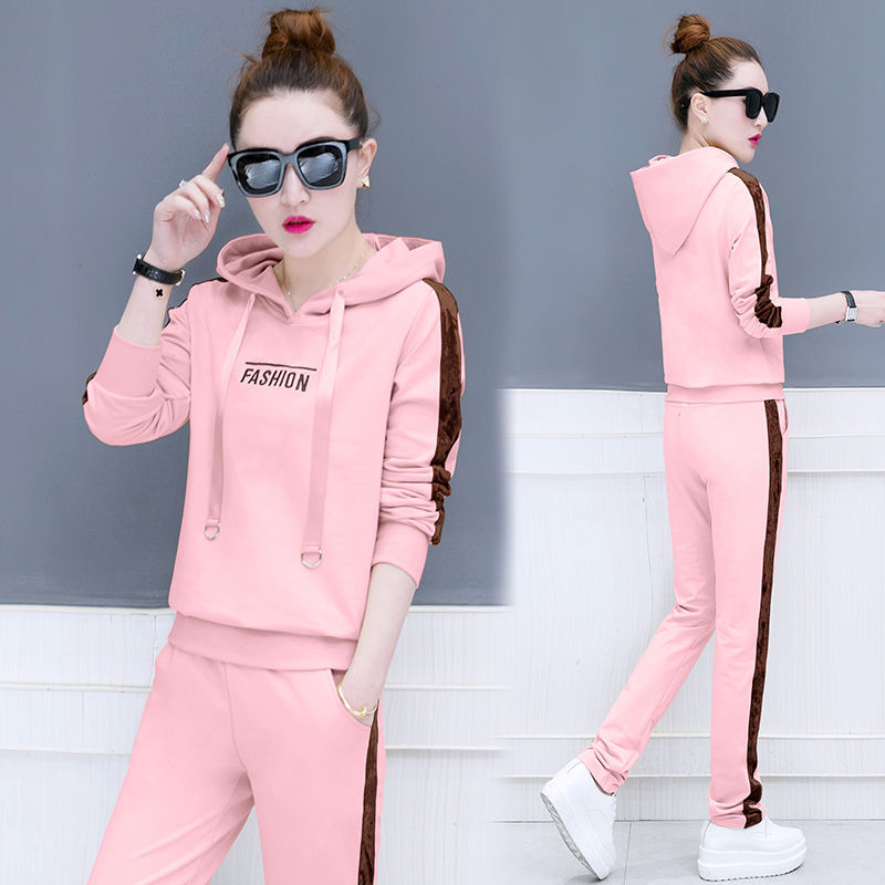 如今女人，出门别穿裙子了!瞧下图女人穿当下“秋衫”嫩减18岁