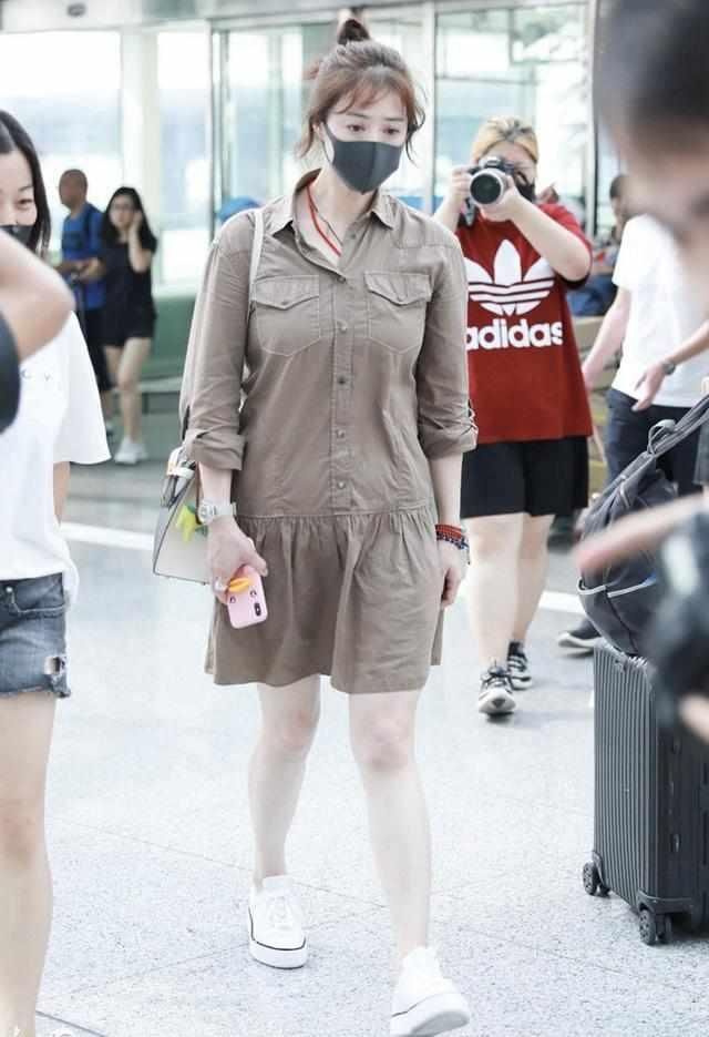 蒋欣穿“土味”宽松裙现身机场，不会穿衣搭配真可怕