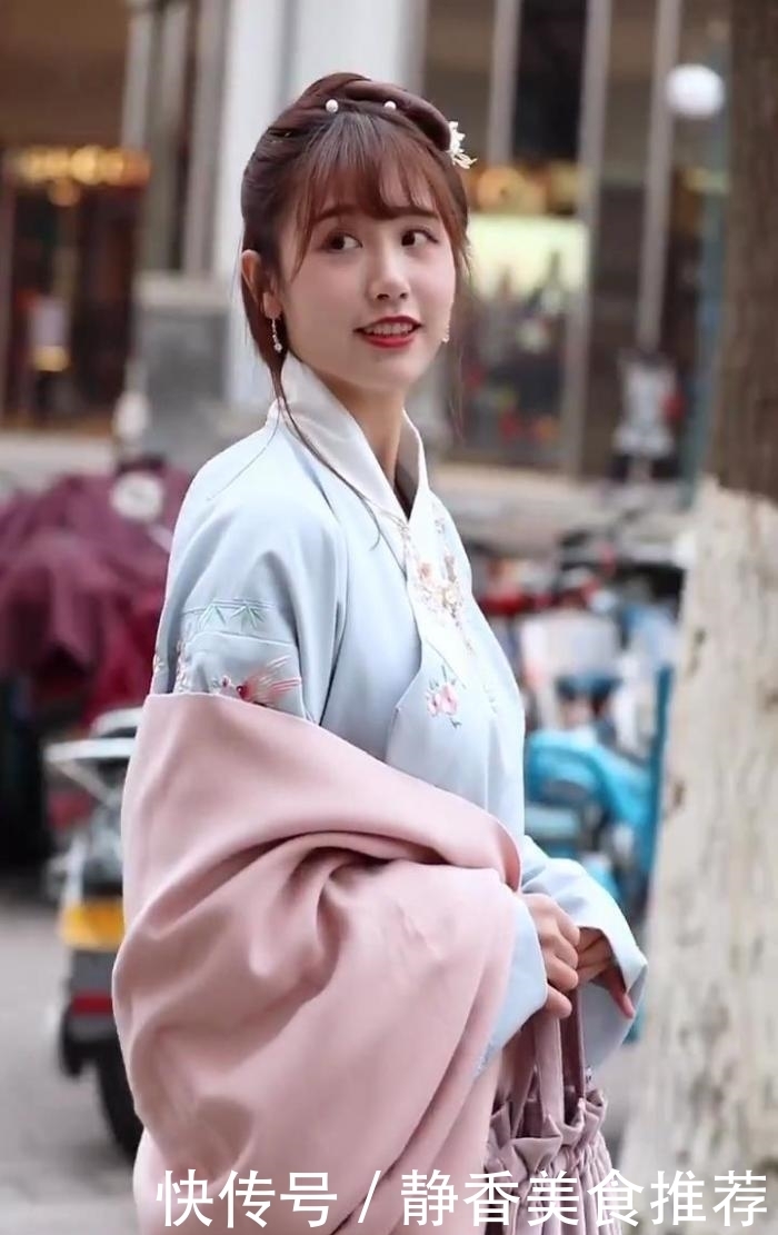 女人味|街拍：一身汉服打扮，清纯中带着几分女人味，绽放十足的魅力