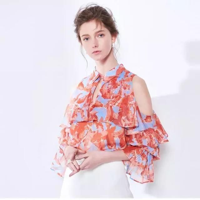 回头率爆棚的雪纺套装，香肩微露，优雅中还透着小性感