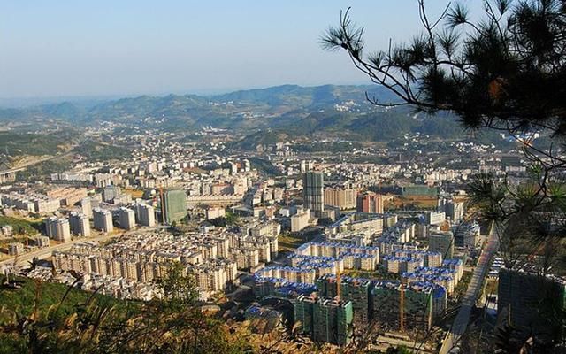 中国八个瘦成一道闪电的城市，人家市区是大饼，他们狭长呈带状!