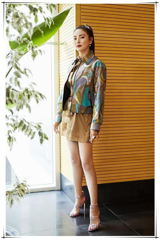 张雨绮亮相机场，身上的背心竟要6千多，网友：白给我都不要！