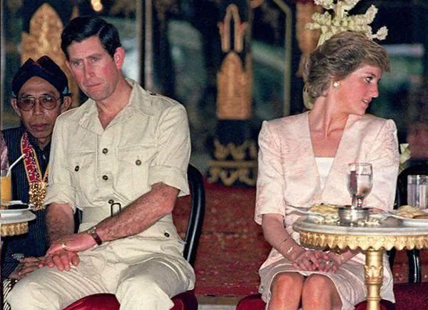  「感觉」世纪婚礼曝光！戴安娜穿婚纱对花童玩摸头杀，惹得查尔斯开怀大笑