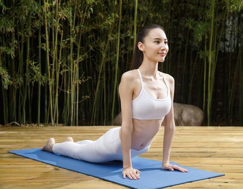 紧身打底裤：年轻辣妈穿着它，让身材更加玲珑有致