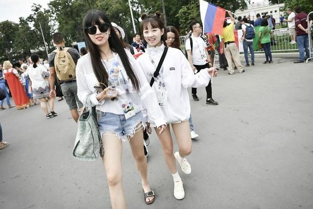 世界杯尾声，李子璇来凑热闹，下半身失踪搞的自己像个明星！