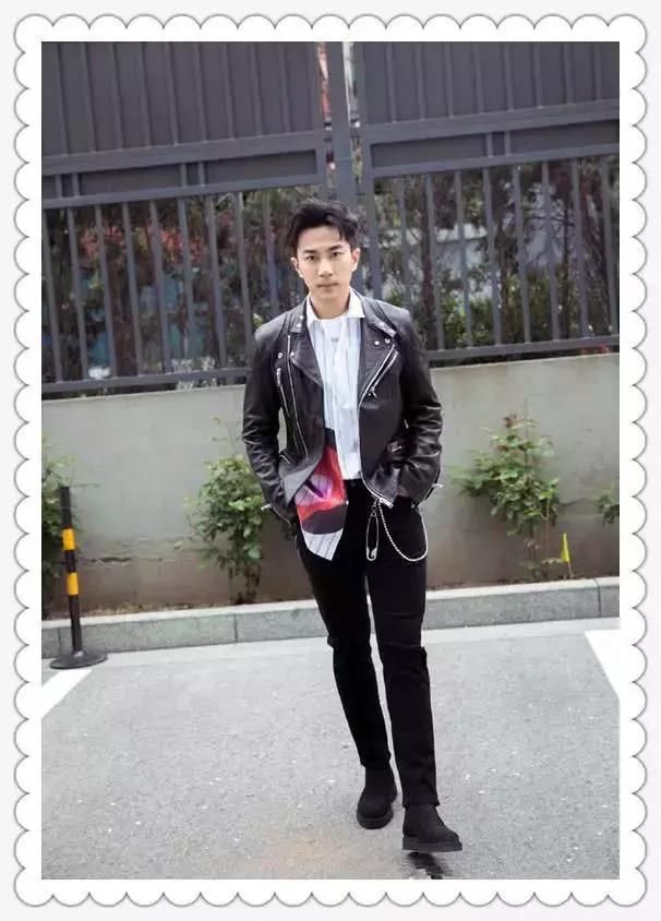 刘恺威深夜独现机场，43岁帅成23岁，网友：杨幂怎么放心的？