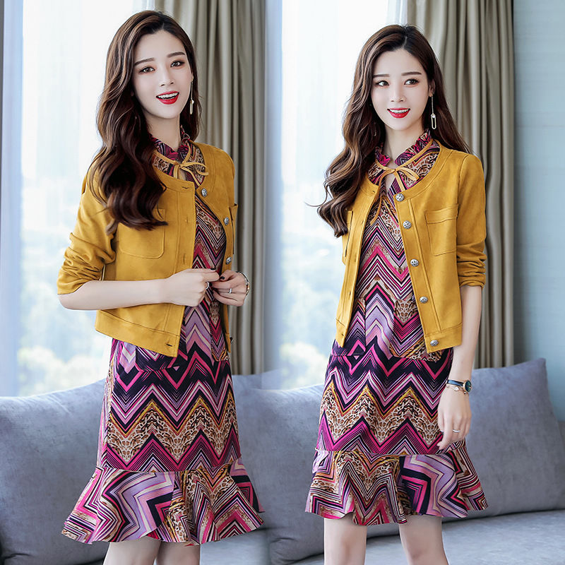 入秋后，流行这样的洋气套装，适合40-55岁女人，美的很出众