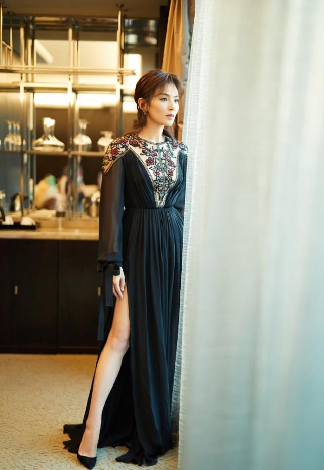 看完刘涛和余男的穿搭，你就知道什么叫做气场一米八了!