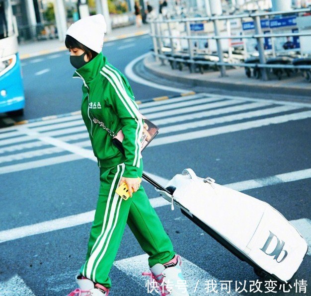 王子文穿“巨人靴”，鞋子比头还大还宽，走路抬得动脚吗？