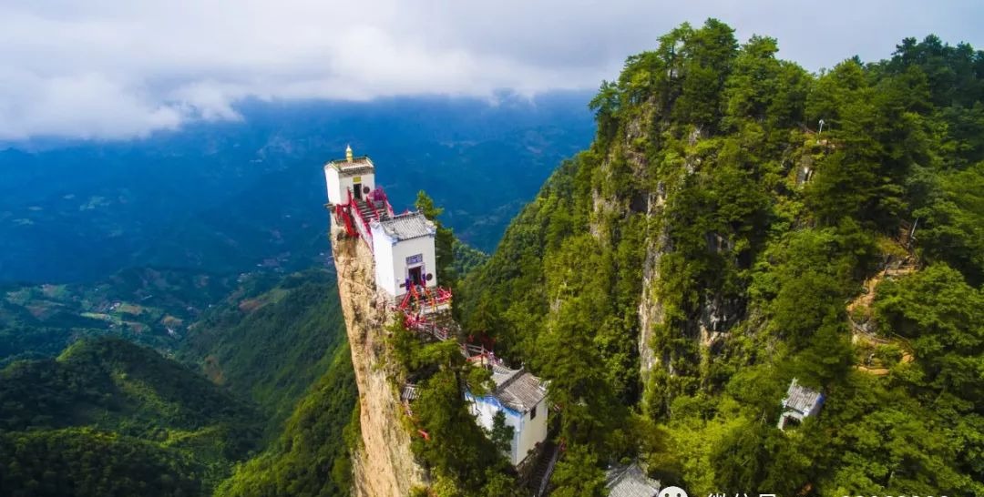 小庙三面悬于万丈深渊 四根石柱插入石缝工艺精湛堪称一绝
