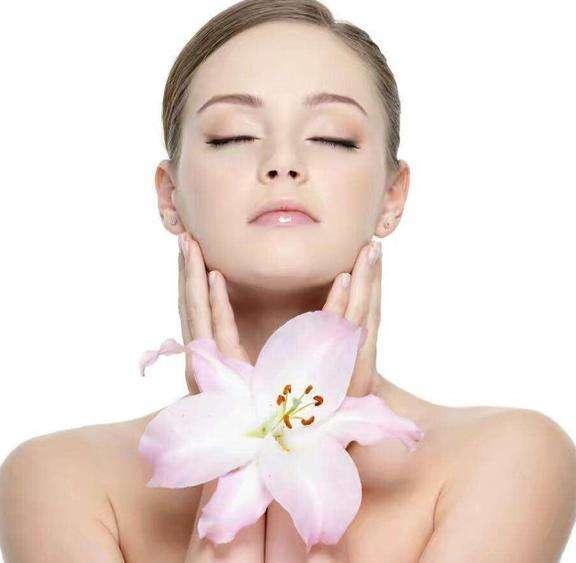 坚持素颜和坚持化妆的女生, 10年后谁会成为人生赢家?