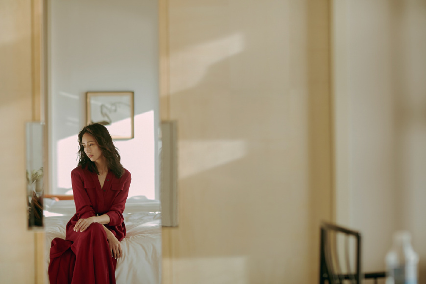 36岁张钧甯身着一袭深V长裙亮相，精致又有女人味