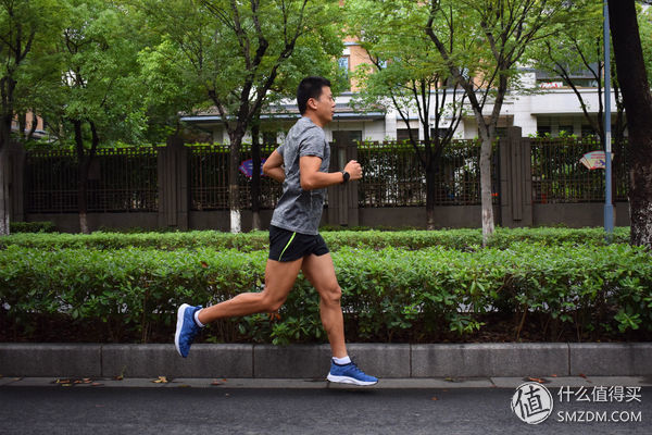 上了时装周，跑鞋也“变潮”-李宁轻云减震跑鞋实测篇